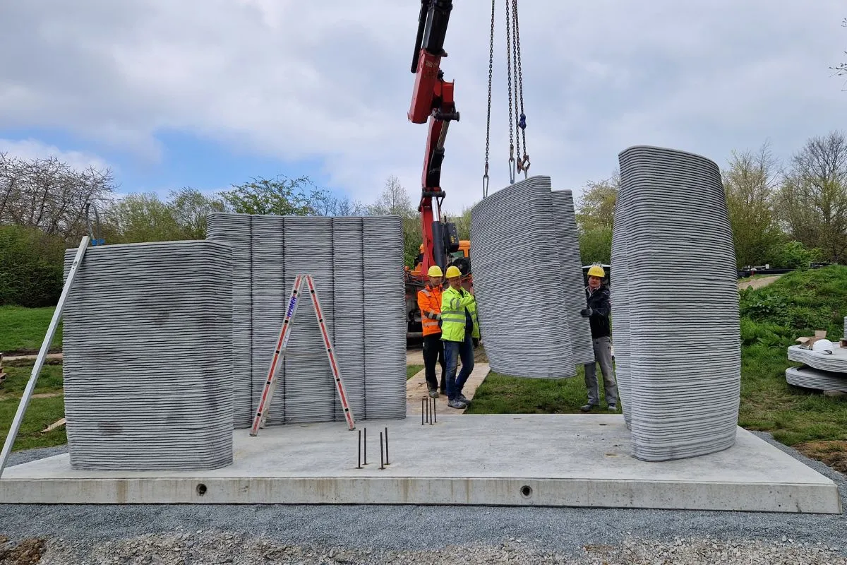 Once on the construction site, the prefab elements merely had to be placed on the precast concrete slab and connected to each other with the designated fixings.