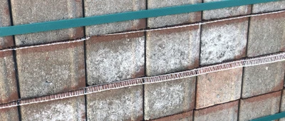 The crystals growing on the concrete surface can easily resemble small white blossoms.© MC-Bauchemie 2025
