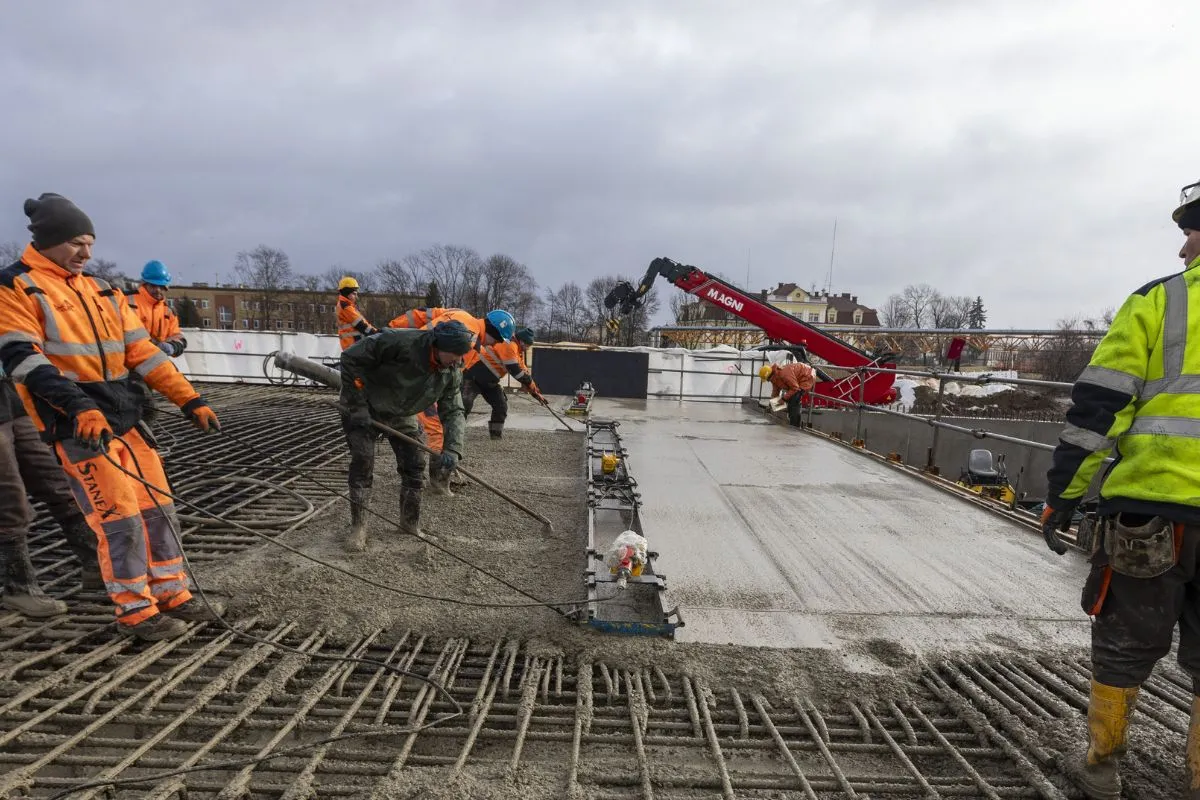 Concreting and smoothing.