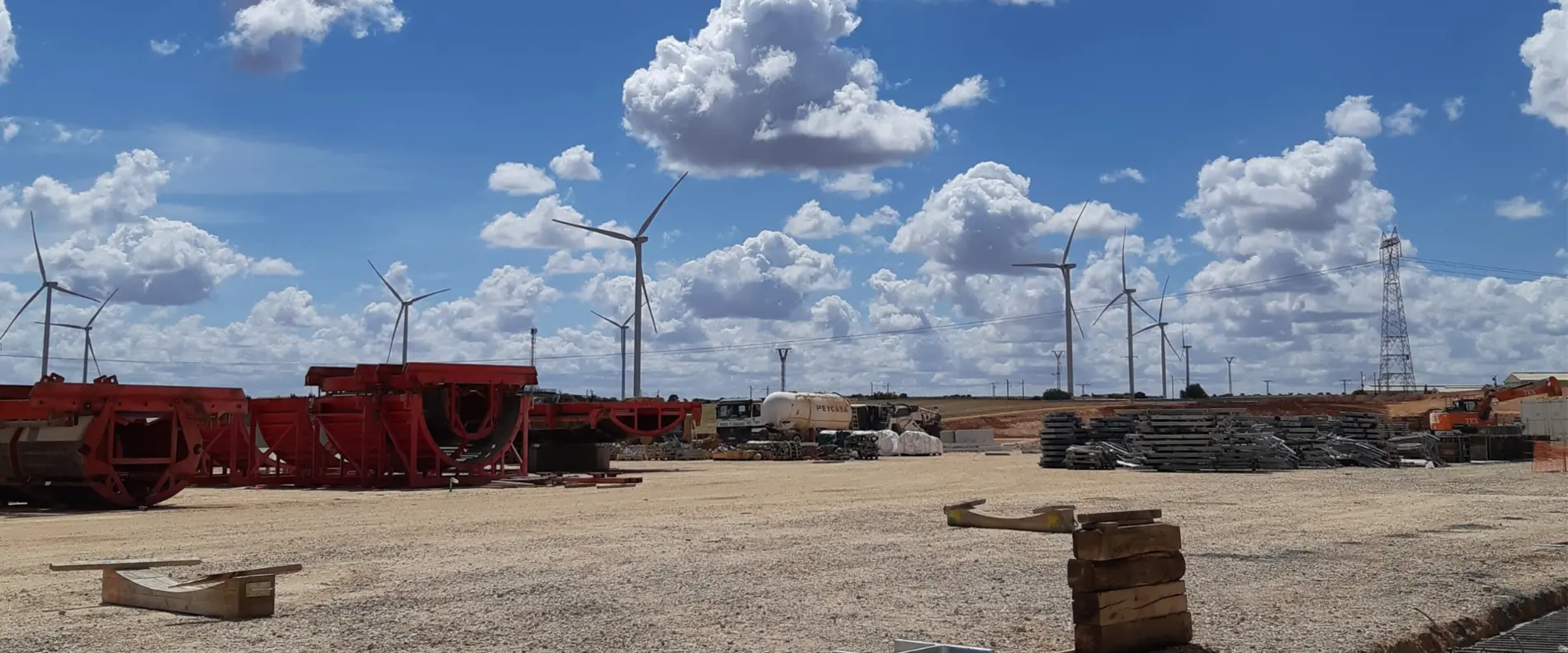 Close neighbours: The production plant for the concrete tower elements is located in the immediate vicinity of the Gecama wind farm