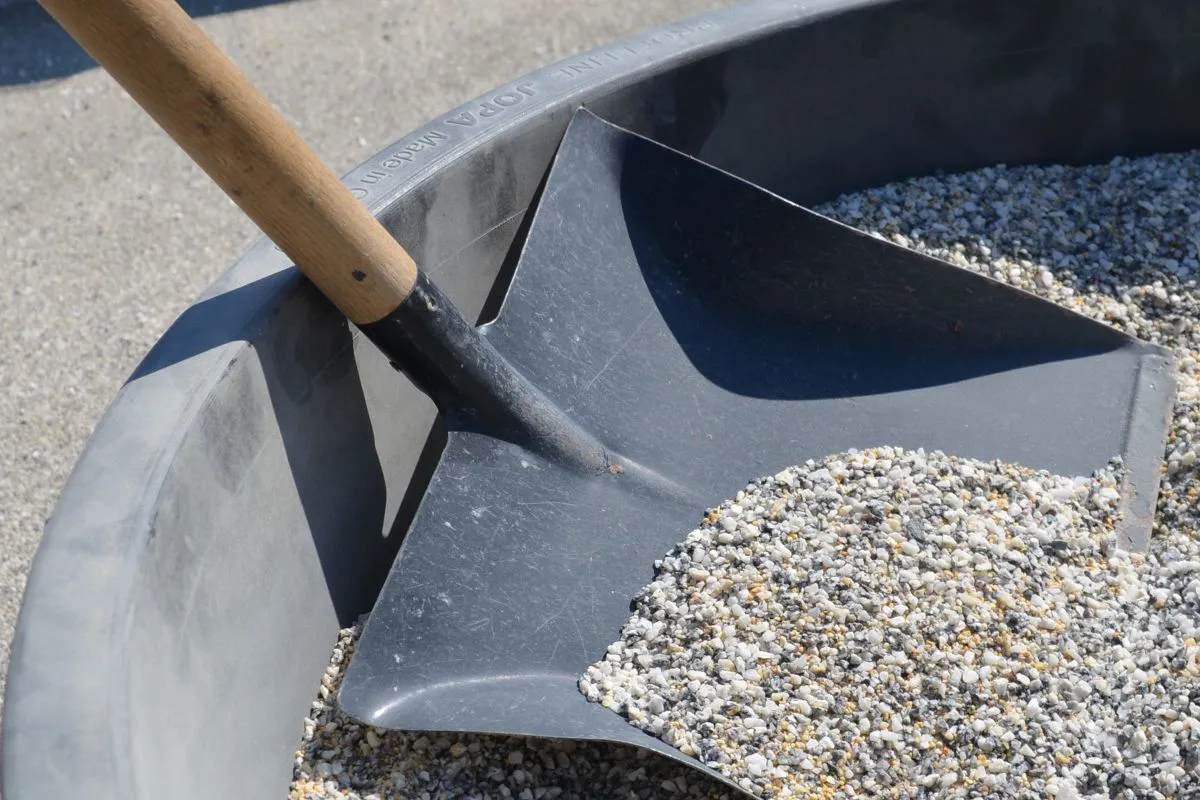 As the final appearance was of particular importance, various aggregates and grain sizes for the bedding were tested in advance.