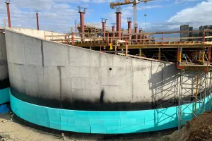 The waterproofing of the up to 10 m high walls had to be performed in stages.