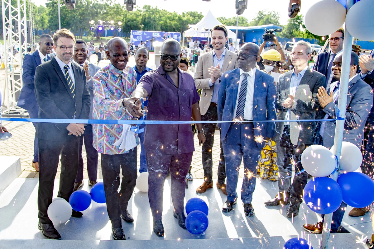Francis Asenso-Boakye (centre), the Minister of Construction and Housing in Ghana, cuts the blue ribbon and officially opens the new location of MC-Bauchemie Ghana in Accra. 