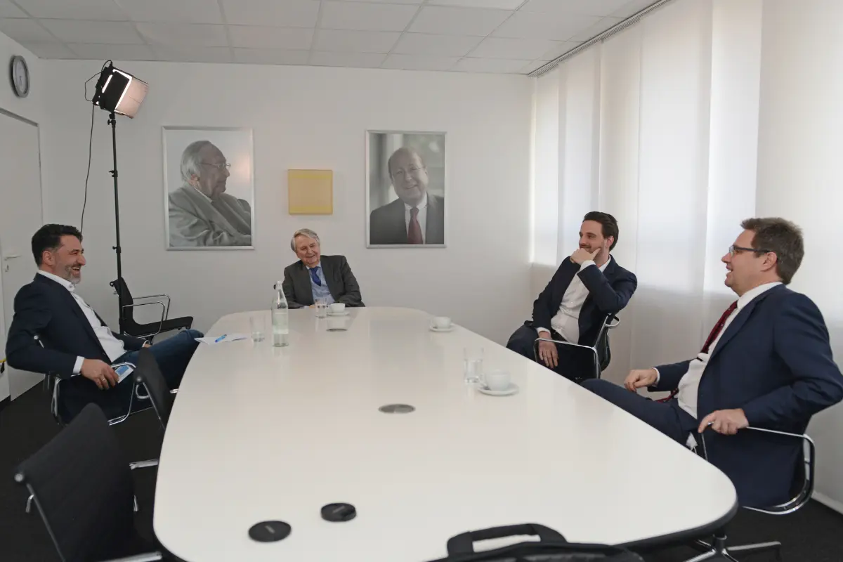 Snapshot from the interview set: Saki M. Moysidis, Editor-in-Chief of MC aktiv, talking to Dr. Claus-M. Müller and the two MC Managing Directors Nicolaus M. Müller and Dr. Ekkehard zur Mühlen.