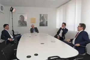 Snapshot from the interview set: Saki M. Moysidis, Editor-in-Chief of MC aktiv, talking to Dr. Claus-M. Müller and the two MC Managing Directors Nicolaus M. Müller and Dr. Ekkehard zur Mühlen.