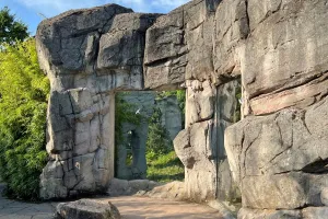 Karlsruhe Zoo: Outer façade of the snow leopard enclosure.