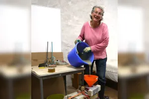 Brele Scholz (65) pursuing her art in her Aachen studio.