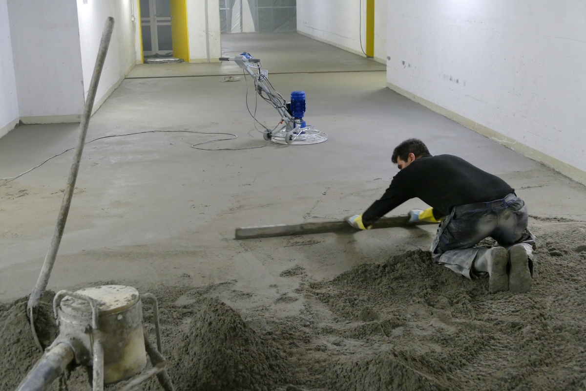 Screed installation in a supply tunnel at the Virchow Clinic of the Charité hospital in Berlin 