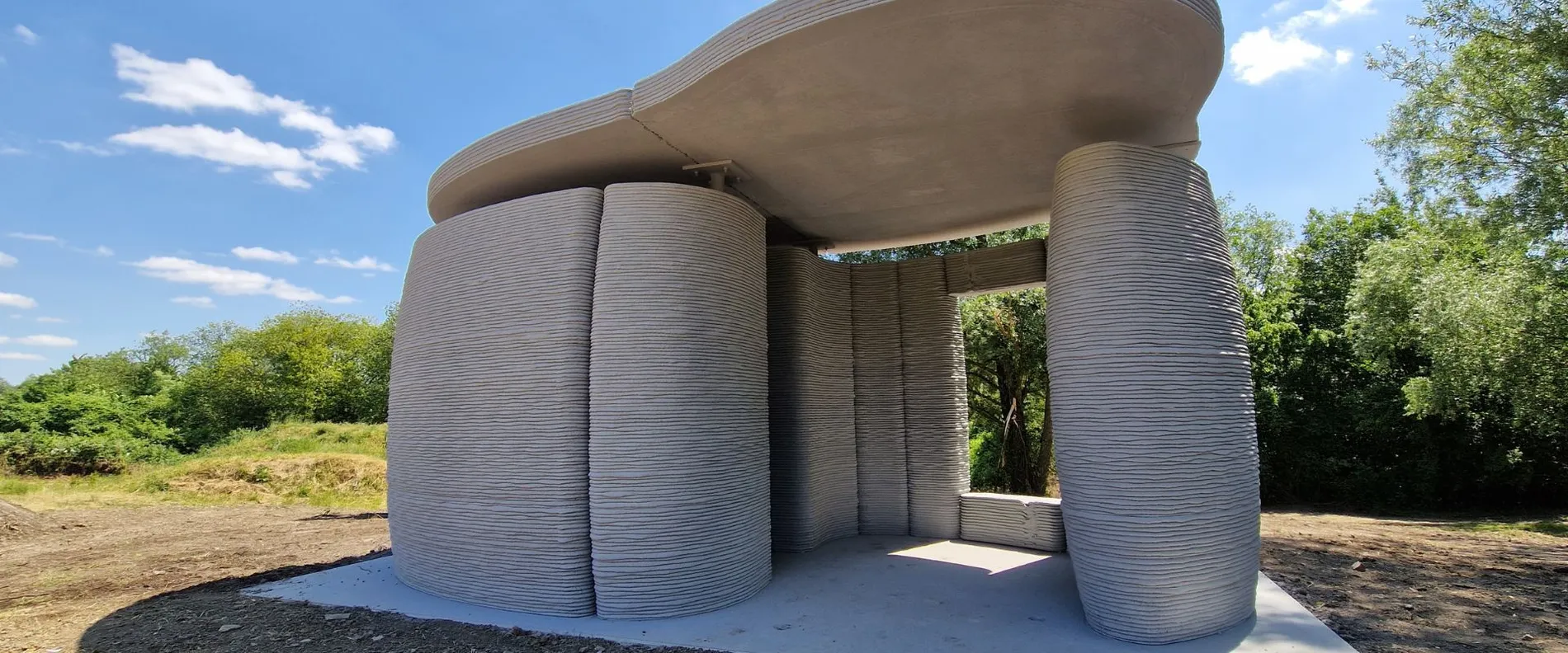 The first cement-free concrete “Tiny House” of 3D-printed parts has been erected in Beckum, Westphalia.