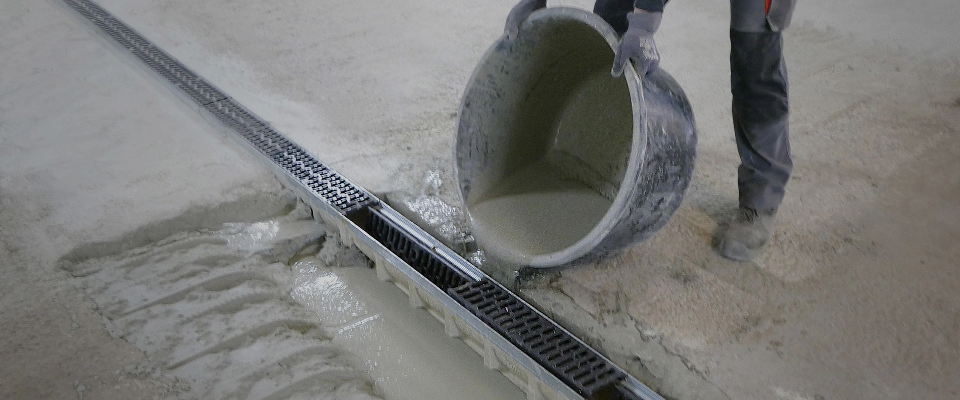 Repair of a drainage channel in an underground car park using the new grouting concrete Emcekrete 50 A.