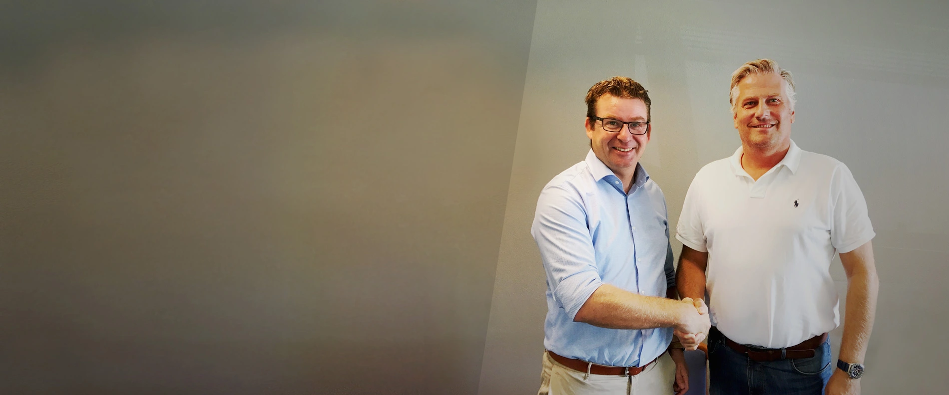 Handshake between the two managing directors of the newly founded company MC-Bauchemie Danmark ApS: Walter Devue (left) and Klaus Lebæk (right).